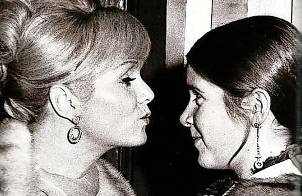 Zvezda filma Pojmo v dežju in drugih hollywoodskih uspešnic 
iz sredine prejšnjega stoletja Debbie Reynolds je v sredo 
umrla v bolnišnici v Los Angelesu. Umrla je le dan po tem, ko 
je v 60. letu starosti umrla njena hči, zvezda filmske serije 
Vojna zvezd Carrie Fisher.