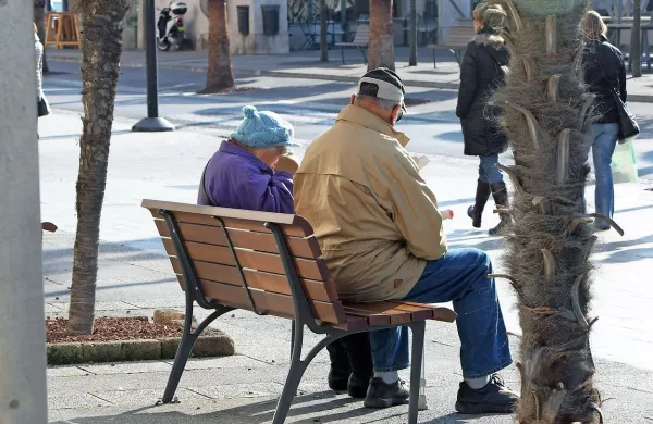 Ženske bodo morale imeti za starostno upokojitev leta 2017 
59 let in štiri mesece, moški pa še štiri mesece več.
