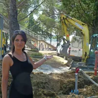  Tanja Galič iz podjetja Piperis na gradbišču pred lokali, za 
katere so na vrat na nos kot lastniki urejali priključek za 
vodo.