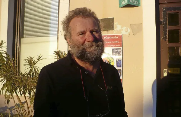 Uroš Suhadolc, Območno združenje Rdečega križa Koper:  “Samo na 
območju Kopra imamo 96 uporabnikov, poleg njih pa oskrbujemo še  
okolico, ki skupno vključuje nekaj sto ljudi. Hrano nudimo tudi 
brezdomnim, enkrat tedensko jo odpeljemo na  izolski Rdeči križ in 
občasno  nekaterim društvom.”

