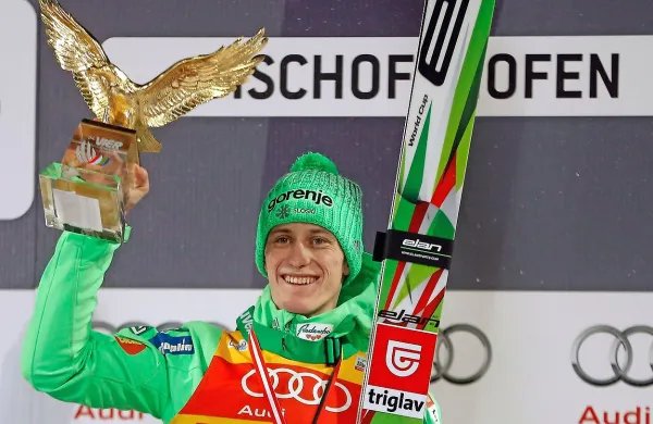 Tako je Peter Prevc lani dvignil v zrak zlatega orla, ki ga 
prejmejo zmagovalci novoletne turneje.  