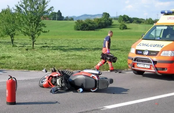 Pred petimi leti je na cesti med Hruševjem in Hraščami, pri 
odcepu za vas Hrenovice, umrl 73-letni motorist iz Ljubljane. 

