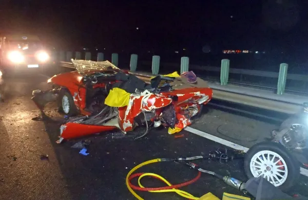 Zakaj je 24-letnik z audijem tako silovito trčil v avto z 
najstnikoma, ki so ju gasilci s tehničnim posegom rešili iz 
zverižene pločevine, še ni znano.