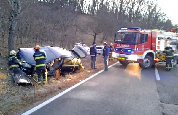 Voznika iz Ilirske Bistrice je med vožnjo pri Dolnji Bitnji obšla 
slabost, zaradi česar  je avto s ceste zaneslo v drevo