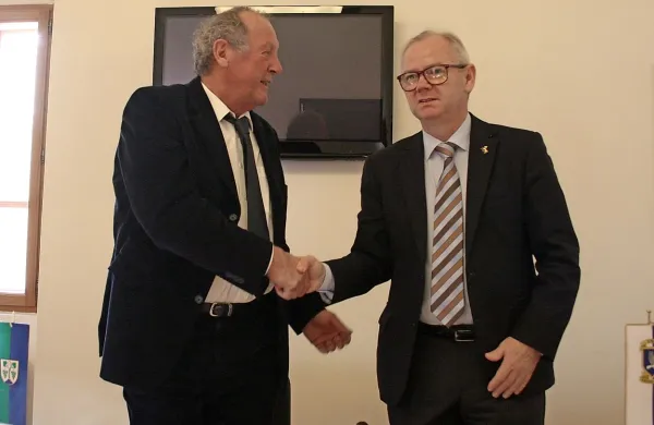 15 mesecev od  konca  prenove gospodarskega dela dvorca 
Lanthieri sta se Občina Vipava in Univerza v Novi Gorici le  
dogovorili o energetski  oskrbi v njem in ga je  univerza  
prevzela  v upravljanje.