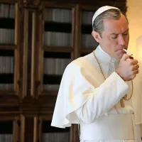 Jude Law kot mladi papež