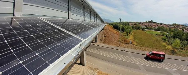 Dosedanji sistem subvencioniranja energije, proizvedene iz obnovljivih virov, je vzpodbujal predvsem 
naložbe v sončne elektrarne na javnih stavbah in infrastrukturi. Na fotografiji fotovoltaični paneli na ograji hitre 
ceste pri Vrtojbi, postavljeni s pomočjo tako imenovanega Švicarskega prispevka. 

