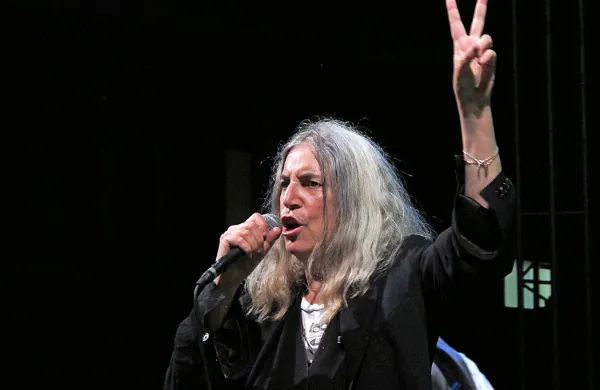 Ameriška pevka Patti Smith danes praznuje 70 let.