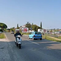 Pred septembrom  je občina postavila  tri ohišja za stacionarni 
radar, kakršen je bil sprva  na  cesti proti Belvederju.

 