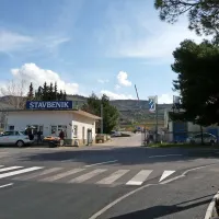 Dvorišče propadlega gradbinca  Stavbenika