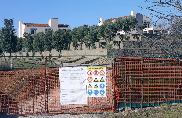 Na gradbiščni tabli za izvedbo delne rušitve in sanacijskih del je kot investitor naveden  
Raiffeisen Leasing.