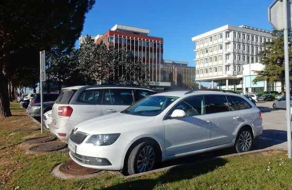 Še štiri parkirna mesta so rezervirana za Intesa Sanpaolo, kar 
bo zelo kmalu postalo novo ime Banke Koper.