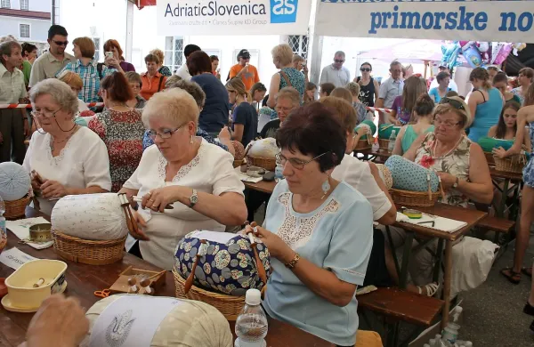     Leto 2016 bo s črnimi črkami  zapisano v več sto let trajajočo  
zgodovino idrijske čipke.