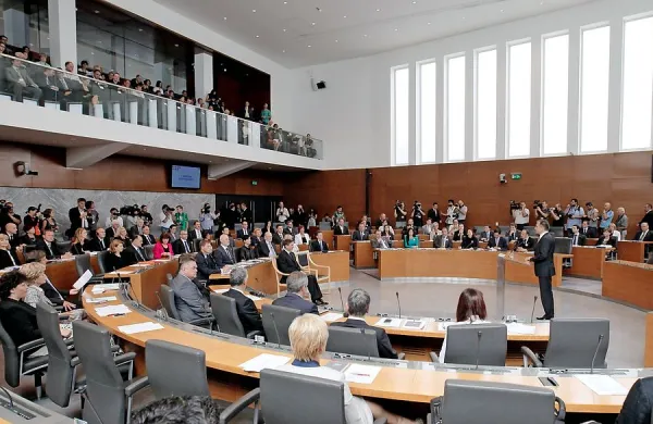 Parlameter, ki razkriva, kako aktivni so poslanci, je slovenski 
unikum. Njegovi snovalci napovedujejo, da ga bodo še 
nadgradili, prej ali slej pa ga preselili tudi v nekatere druge 
države in tudi tam državljanom omogočili boljši vpogled v 
delo politikov.   