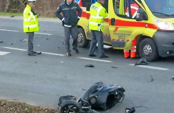 Voznik mopeda je v Luciji ob vključevanju s stranske ceste 
izsilil prednost 60-letnemu vozniku avta. Pri trčenju si je zlomil 
nogo.