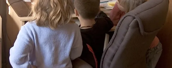 Računalniške igrice, risanke in podobno so sicer res v 
pomoč, ampak otroci zaradi tega ne bodo nič bolj mirni in 
manj glasni.