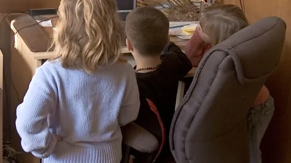 Računalniške igrice, risanke in podobno so sicer res v 
pomoč, ampak otroci zaradi tega ne bodo nič bolj mirni in 
manj glasni.