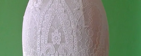 Modna oblikovalka Barbara Hvala letos prisega  na 
silvestrske  kreacije v beli barvi s čipko.