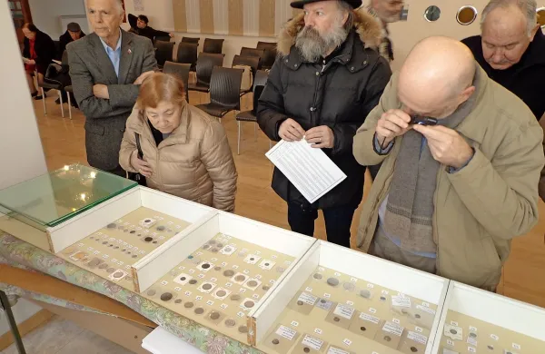 Ob dražbi je društvo v Domu na Vidmu pripravilo tudi 
razstavo vseh dosedanjih izdaj beličev in drugih kovancev.