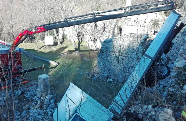 Nad Ajdovščino je mladi voznik v noči na petek s tovornjakom pristal na kamnitih zidovih 
porušene stavbe. 