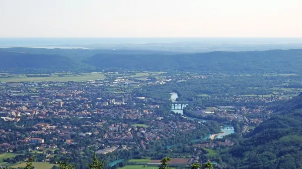 Razgled je najlepša nagrada. Z vrha Sabotina se odpira 
najlepši pogled na Novo Gorico in na Furlansko nižino vse do 
morja.
