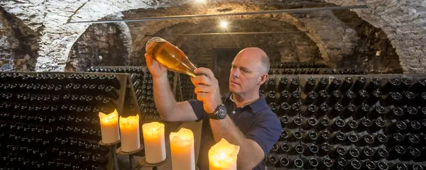 Miran Sirk (na fotografiji) iz briške peničarske kleti Bjana je  na 
največjem vinskem ocenjevanju britanske revije Decanter 
prejel platinasto priznanje za penino bjana brut zero 2010. 
Enakega priznanja je bila deležna tudi klet Jakončič za rebulo 
carolina 2013.    