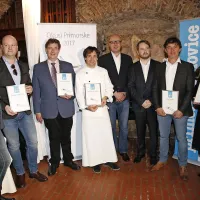 Konec novembra so Primorske novice (PN) izdale gastronomski vodnik Okusi Primorske 
2017. Direktor PN Rok Hladnik (tretji z leve) in urednik vodnika Sašo Dravinec (na njegovi 
desni) sta za izpostavljeno ponudbo podelila posebne plakete gostilnam Za Gradom (Koper), 
Hiša Franko (Kobarid), Pri Lojzetu (Zemono), Pikol (Rožna Dolina) in Mahorčič (Rodik).