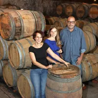Domačija Kabaj je bila s svojimi vini že tretjič izbrana med 100 najboljšimi kletmi po izboru 
ameriške vinske revije Wine&Spirits. Jean Michel Morel (ob njem sta na fotografiji še Katja 
Kabaj Morel in Tina Morel) je tako njihov pridelek oktobra predstavljal na odmevnem salonu 
v San Franciscu.