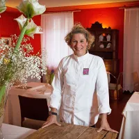 Kuharska mojstrica Ana Roš iz Hiše Franko v Starem selu pri 
Kobaridu je z dokumentarcem iz serije Chef's Table na mreži 
Netflix dosegla planetarno prepoznavnost, prek katere je v 
Posočje privabila številne gurmane z vsega sveta.  