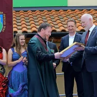 Konec maja so v Marezigah pripravili prenovljen in razširjen Praznik refoška. Na njem je 
predsednik parlamenta Milan Brglez (desno) v spremstvu koprskega župana Borisa Popoviča 
vinarja Borisa Bordona iz Dekanov okronal za kralja refoška.