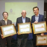 V tradicionalnem največjem slovenskem ocenjevanju oljčnih 
olj za Zlato oljčno vejico je šampionski naslov za sortno oljčno 
olje istrske belice pripadel Miranu Adamiču iz Kopra (v 
sredini). Vicešampionska naslova sta prejeli kmetiji Borisa 
Sabadina in družine Lisjak, prav tako iz Kopra. 