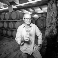 Letos je umrl Stanko Radikon z  Oslavja nad Gorico, ki je bil v minulih dveh desetletjih eden od 
pionirjev vrnitve k tradicionalni pridelavi belih vin. Z vrhunskimi vini, vedrino in neumornim 
entuziazmom je med najbolj zaslužnimi za svetovno prepoznavnost belih maceriranih vin. V 
njegovo čast in spomin so pred dnevi pripravili festival Živijo!.