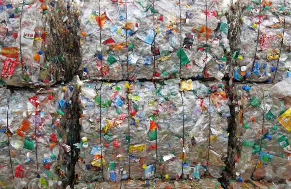 Iz Slovenije prihaja na Hrvaško vse več plastične embalaže, 
za katero dobijo denarno nadomestilo na Hrvaškem, navaja 
Novi list. 