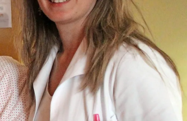 Prva Primorka v naročju mame Nike Samec z dežurnimi v 
novogoriški porodnišnici: Zdravnico Ireno Žorž, babico Tatjano Boltar in višjo medicinsko sestro Saro Mozetič (z 
desne).