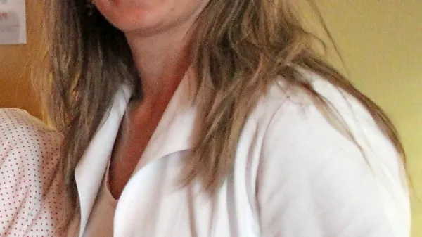 Prva Primorka v naročju mame Nike Samec z dežurnimi v 
novogoriški porodnišnici: Zdravnico Ireno Žorž, babico Tatjano Boltar in višjo medicinsko sestro Saro Mozetič (z 
desne).