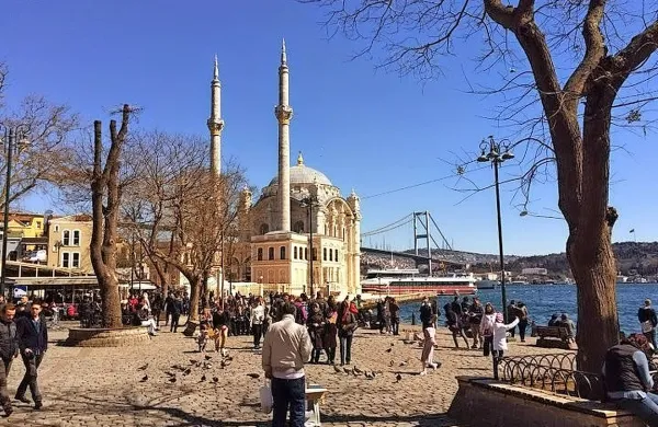 Klub Reina, v katerem je prišlo do napada, je v med turisti 
priljubljenem predelu mesta ob Bosporju.