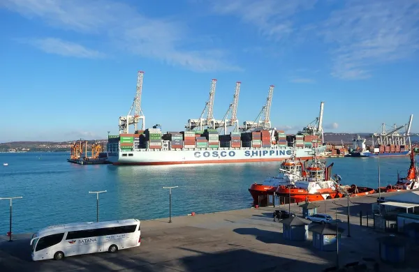 Kontejnerski ladji kitajskega ladjarja Cosco se je  zataknila 
troblja, zato je več minut trobila.