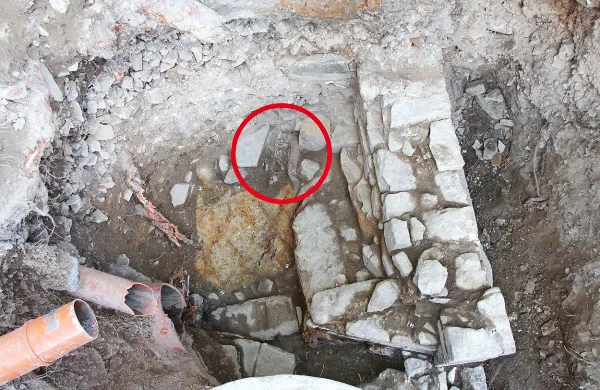 Zahodni del ostalin severnih koprskih obzidnih vrat in obkrožen grob, v katerem  so bile kosti najmanj štirih odraslih 
oseb in treh otrok.