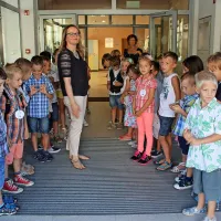 Projekt osamosvojitve OŠ in vrtca Ankaran je občinske žene in može potegnil v mesečno delo, ki so ga uspeli kronati s 
slovesnim vstopom šolarjev v povsem ankaransko šolo. Sočasno je občina zagotovila denar za izvajanje nadstandardnega 
programa in staršem omogočila plavalne tečaje, šole v naravi in še kaj povsem brezplačno.