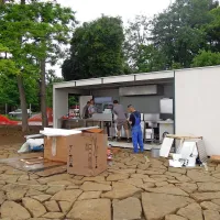 Pod Valdoltro je pred začetkom turistične sezone zrasel 
režijski obrat, s katerim je občina določila ponudbo in cene na 
osrednji ankaranski plaži. Sledila sta še dva, tisti na Sv. 
Jerneju in Na Študentu. medtem ko so se Na študentu vrstili 
zanimivi dogodki, pa so najemniki kampa Na študentu dobili 
obvestilo, da morajo območje zapustiti. Tako jim je ukazal 
lastnik prostora, Center za šolske in obšolske dejavnosti. 
Čeprav so bili nekateri zelo jezni, je vsem uspelo do konca 
oktobra pospraviti svojo lastnino.