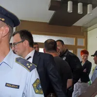  Junija je 2200 delničarjev Certa Holding s sramotno ceno za 
odkup  delnic šokiral skriti kupec. Ker  mu je vodstvo holdinga 
pridno streglo, je več kot polovica delničarjev pooblastila 
Pobudo za Cerkljansko, naj na skupščini doseže spremembe 
v prid  njihovemu premoženju. Ko se je skupščina po vseh 
mogočih nesmislih le zgodila, so jim preprečili udeležbo. 
Naposled je odstopil direktor holdinga Zorko Golob, ki  se je 
besu delničarjev izognil le s pomočjo policistov in varnostnikov. Delničarji in pooblaščenci, ki so se zaradi besa in 
pooblastil znašli v primežu različnih preiskav, pravico iščejo 
na sodišču, ki o (ne)legalnosti skupščine še ni razsodilo.