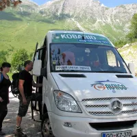  Turistični avtobus Hop on hop off, ki je letos prvič zaokrožil po 
Kobariškem, je presegel vsa pričakovanja. Poleti je k Nadiži,  
na Livško  in pod  Krn prepeljal več kot 2000 potnikov. Občina 
Kobarid, ki je dala pobudo za tovrstni javni prevoz in ki je zanj 
plačala 18.000 evrov, je zadela žebljico na glavico.  Tudi na 
Bovškem in Tolminskem zdaj razmišljajo, da bi z javnim 
prevozom povezali turistične zanimivosti in domačinom 
ponudili javni prevoz.  Na Tolminskem  temu že sledijo, saj so 
poleti uvedli  povezavo do Tolminskih korit. Kombiji so bili 
polni obiskovalcev festivalov z bližnjega Sotočja.