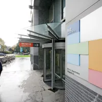 Letos je dobro posloval Hit, ki bo imel  približno 6,1 milijona 
evrov dobička iz poslovanja. Za naložbe je šlo 17 milijonov 
evrov, prihodnje leto naj bi jih še več. Jeseni se je zgodilo to, 
kar se je že nekaj časa napovedovalo: prekinili so pogodbo s 
predsednikom uprave  Dimitrijem Picigo. V kratkem bo pestro, 
saj se za vodenje tega giganta poteguje 14 kandidatov, 
omenja se nekdanjega vodjo Hita  Silvana Križmana, nekdanjo 
predsednico uprave Primorja Marjano Novak, nekdanjega 
člana uprave NKBM Igorja Žibrika, direktorja Soških elektrarn 
Marjana Pintarja ... Nadaljujejo se tudi nesoglasja z Mestno 
občino Nova Gorica, ki  je Hitu že morala vrniti  dva milijona 
evrov preplačanega nadomestila za stavbna zemljišča.