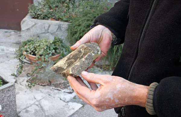 Ohranjeni deli rimskih zgradb se zaradi številnih posegov 
nahajajo že  tik pod površjem. 