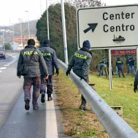 Čeprav cela četa policistov in kriminalistov ob štiripasovnici 
pri Kopru konec januarja ni našla tulcev ali krogel domnevnega streljanja,  so nekaj dni kasneje za dejanje osumili 
starega znanca policije iz Hrpelj.   