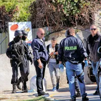 Prve dni oktobra je več kot sto policistov in kriminalistov od 
Kopra do Pirana aretiralo več članov domnevne združbe, ki 
se je ukvarjala s preprodajo droge, izsiljevanjem in prevažanjem ljudi čez mejo. 