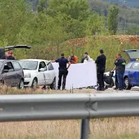 Po glasnem prerekanju sta v nedeljo, 18. septembra, dopoldne na parkirišču ajdovskega bencinskega servisa Agip 
mrtva obležala domačin Dušan Č. in Tone S. iz Malih Žabelj. 
Ajdovec naj bi zaradi dolga ustrelil dolžnika, nato še sebe.  