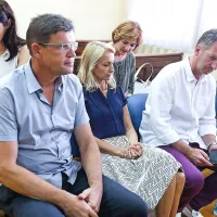 Jeseni se je začelo sojenje (z leve) Rafu Klinarju, Sabini 
Mozetič in Borisu Popoviču, ker naj bi s podelitvijo stavbne 
pravice na koprskem mestnem kopališču Popovičevemu 
družinskemu podjetju leta 2007 koprsko občino oškodovali 
za dobra dva milijona evrov. Vsi trije zanikajo krivdo. Začelo 
pa se je tudi ponovno sojenje v zadevi Serming, v kateri pa se 
poleg Popoviča in Mozetičeve zagovarja tudi cenilec  Rajko 
Srednik. 