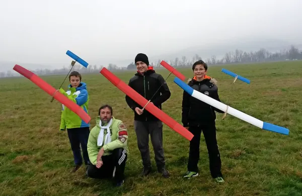 Najboljši člani AK Josip Križaj (z modeli v rokah):  Nejc Kete, 
Maj  Novaković in Matic Kravos.