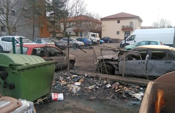 V Ulici XXX. divizije v Novi Gorici je ogenj, ki je uničil 
zabojnike, poškodoval tudi v bližini parkirana avtomobila. 